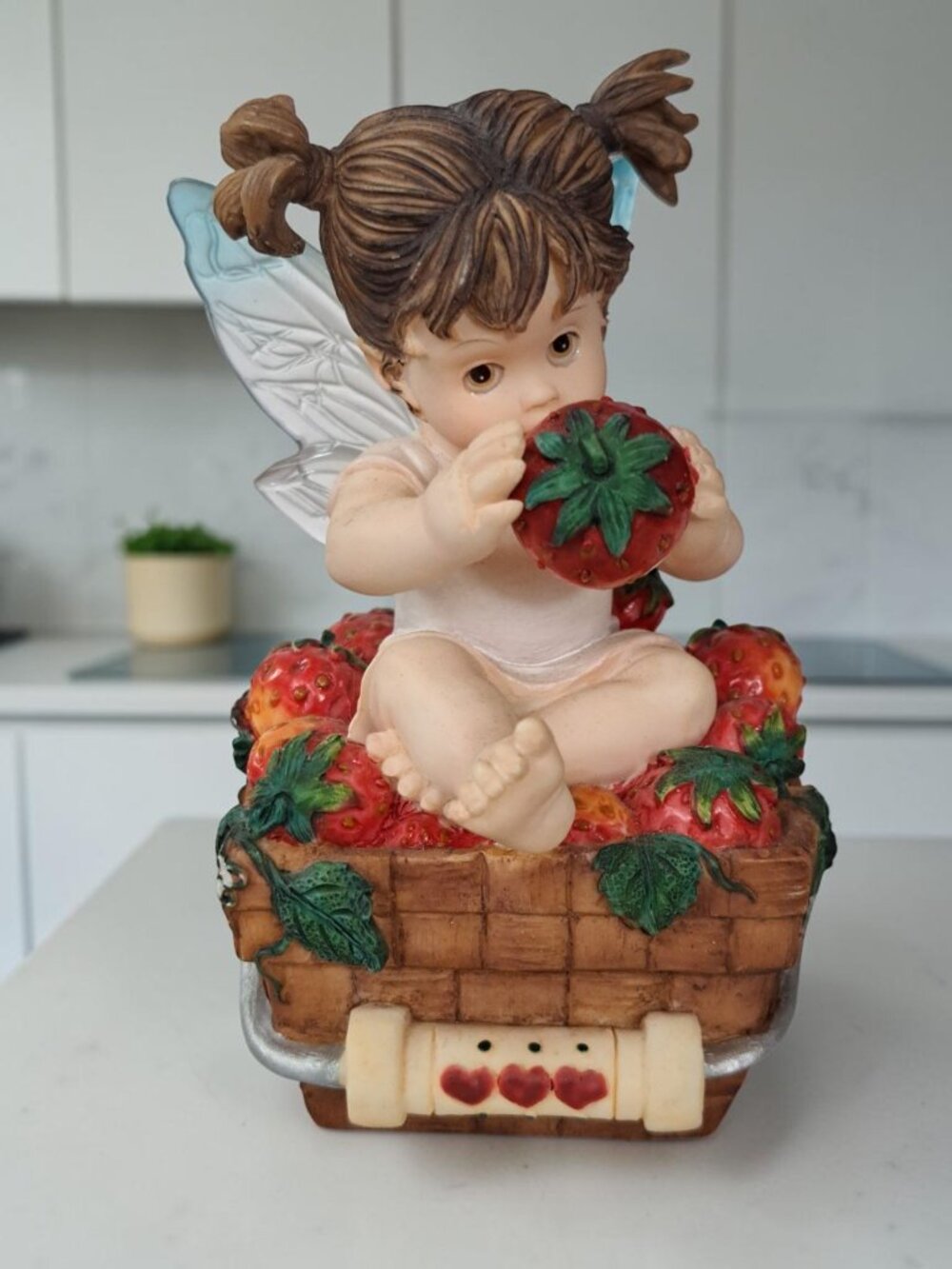 My Little Kitchen Fairies Enesco “Little Berry Fairie” 2001 G.G. Santiago. 10326